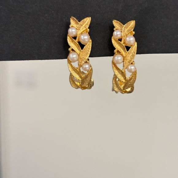 Vintage earrings gold plated Pearl and Leafs. - Picture 4 of 11